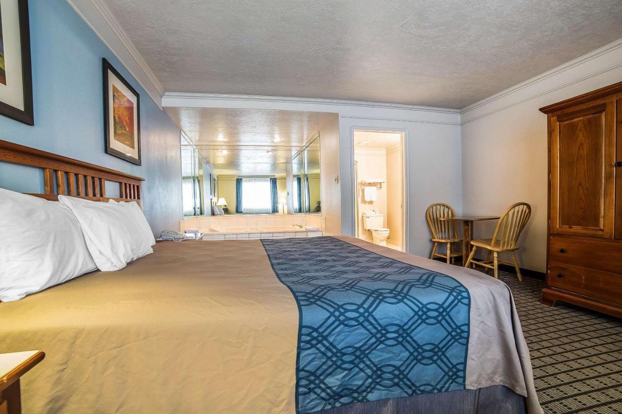 Econo Lodge Inn & Suites Logan Zewnętrze zdjęcie
