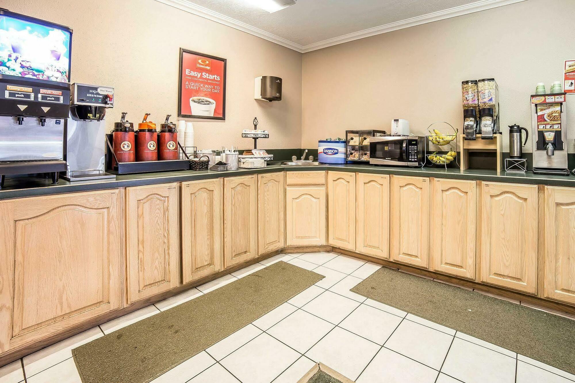 Econo Lodge Inn & Suites Logan Zewnętrze zdjęcie