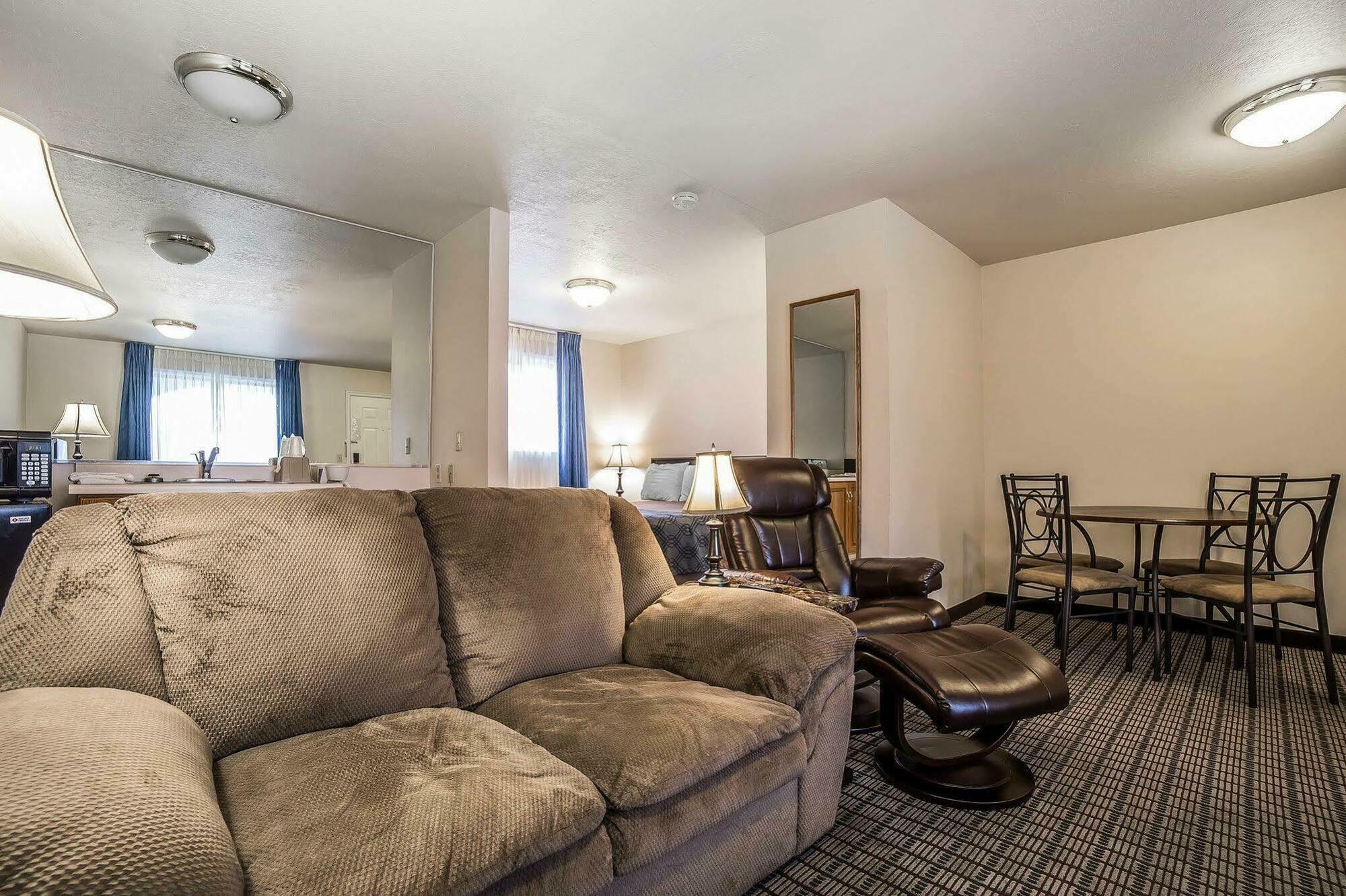 Econo Lodge Inn & Suites Logan Zewnętrze zdjęcie