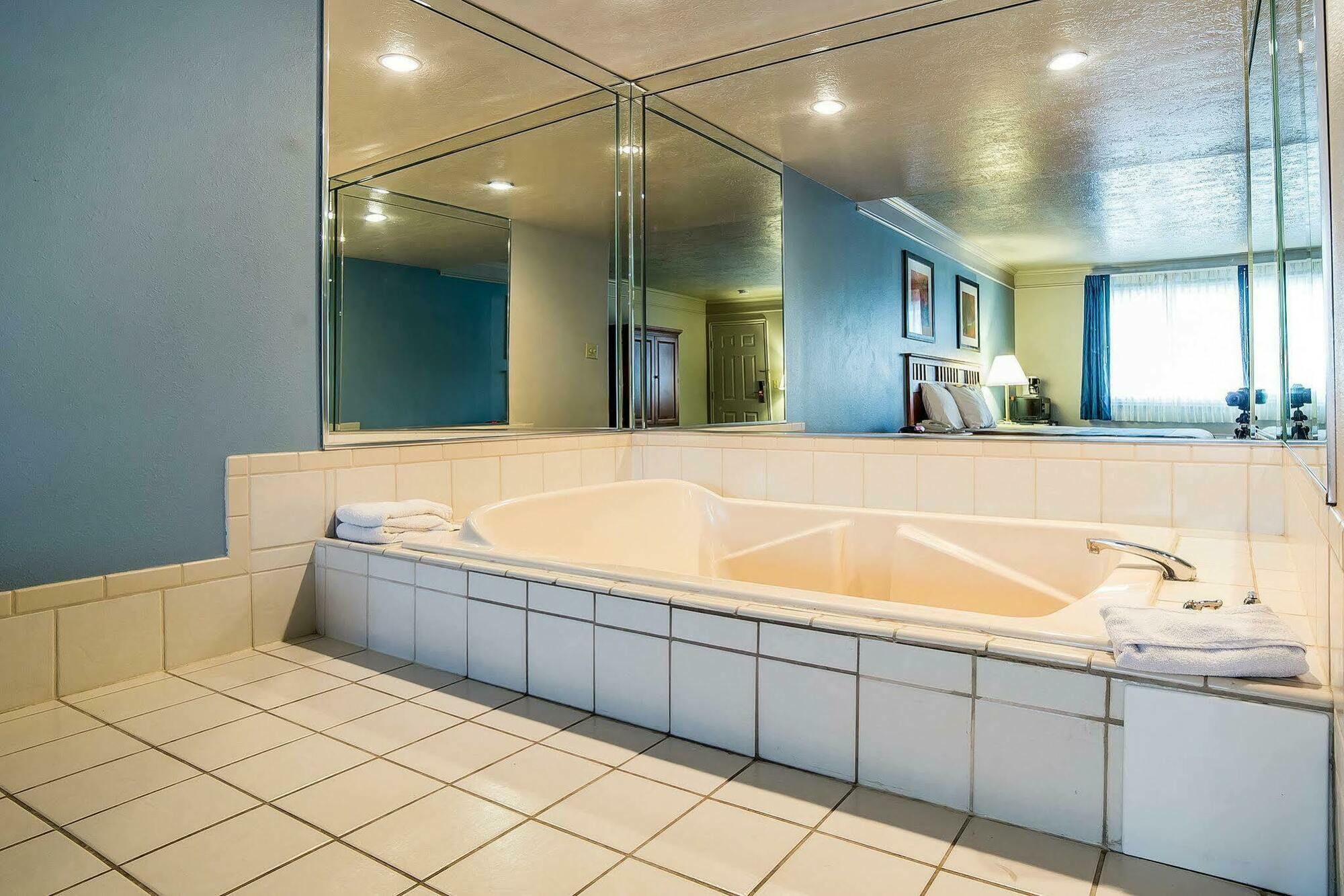 Econo Lodge Inn & Suites Logan Zewnętrze zdjęcie